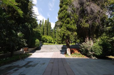 Geniş bir merdiven küpeşte ile önde gelen iki Ahşap banklar ile döşenmiş bir sokak