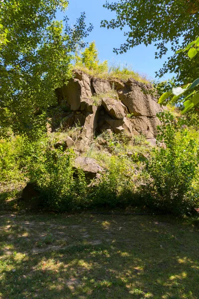 En nyckfull form av en bild byggd av stora stenar i skuggan av träden — Stockfoto