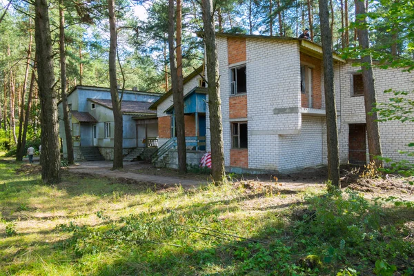 Antiguas casas inacabadas de dos plantas con terrazas se encuentran en un bosque de pinos — Foto de Stock