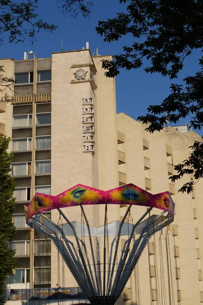 Edificio de gran altura con una inscripción y un signo memorable en la pared contra el cielo azul —  Fotos de Stock