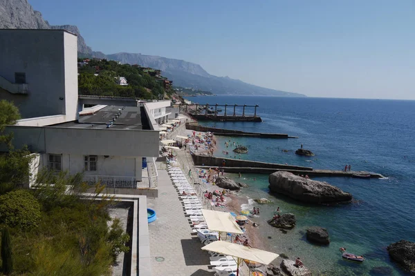Ένα ξενοδοχειακό συγκρότημα με μια μεγάλη παραλία με λευκές ξαπλώστρες και ομπρέλες στις ακτές της Μαύρης Θάλασσας — Φωτογραφία Αρχείου