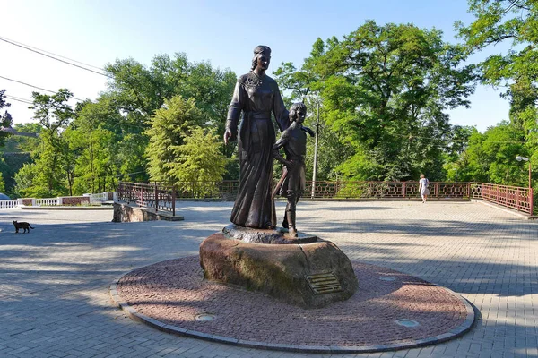 Bronze monument of mother and boy. And the cat watches him — Stock Photo, Image