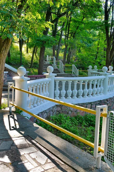 Kaklade trappor med ledstänger som leder till en stor utsiktsplattform med ett vitt staket — Stockfoto