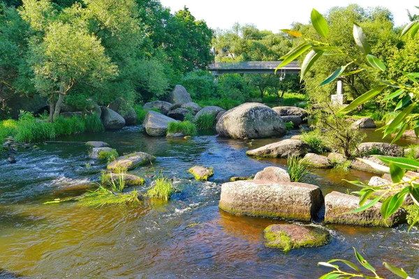 Puente Peatonal Sobre Río Con Grandes Rocas Parque Ciudad — Foto de Stock