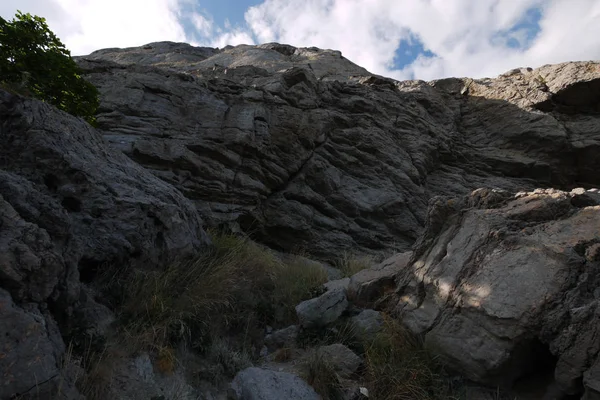 Montaña en relieve rocoso con grandes rocas de piedra y arbustos verdes — Foto de Stock