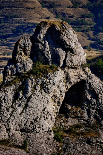 Скеля з невеликою аркою на скелястій горі. Красивий пейзаж — стокове фото