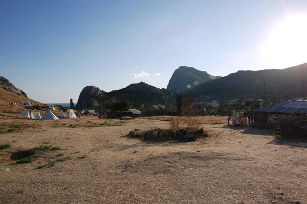 Çadır kent küçük tatil köyü mesafe yüksek rocky Dağları ile arka plan üzerinde