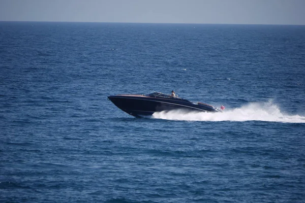 Barco rápido con los vacacionistas, corriendo a lo largo del hermoso mar azul sin fin — Foto de Stock