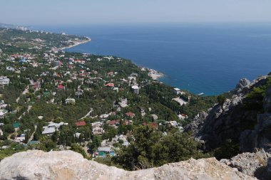 güzel bir sessiz kıyı kenti mavi gökyüzü altında arka plan üzerinde küçük bir kaya