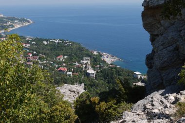 güzel bir sessiz kıyı kenti mavi gökyüzü altında arka plan üzerinde küçük bir kaya
