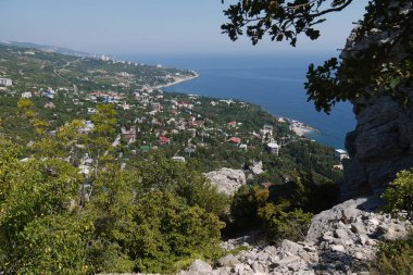 güzel bir sessiz kıyı kenti mavi gökyüzü altında arka plan üzerinde küçük bir kaya