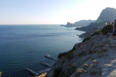 Yüksek, güzel dağlar derin bir Karadeniz kıyısında