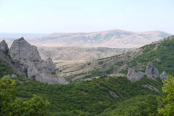 Malerischer Blick auf das Tal am Fuße der hohen felsigen Berge — Stockfoto