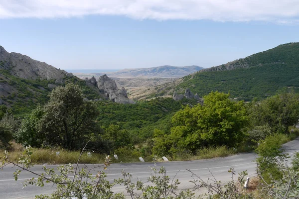 Bela paisagem nas montanhas verdes e vales que se estendem para a distância para a linha do horizonte. A beleza da natureza selvagem da qual não arrancar os olhos . — Fotografia de Stock