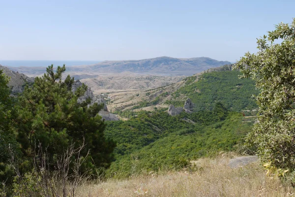 Краєвид сухих гірських хребтів перед морською затокою на відстані — стокове фото