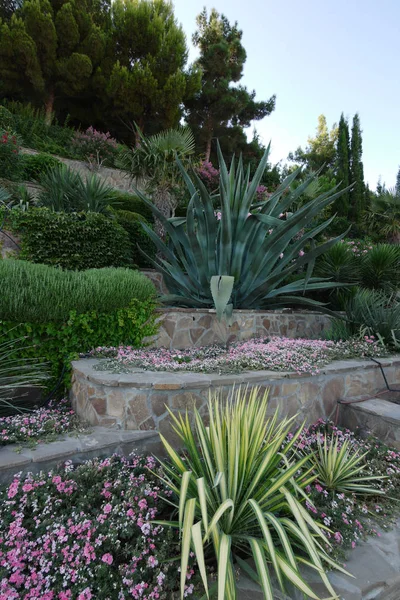 Un macizo de flores de varios niveles está cubierto con un mosaico de piedras con varios y coloridos colores — Foto de Stock