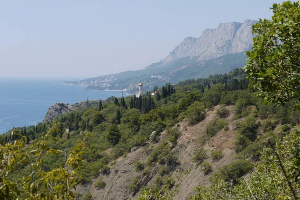 Gras hellingen op de achtergrond van de hoge steile kliffen en de grenzeloze Zwarte Zee — Stockfoto
