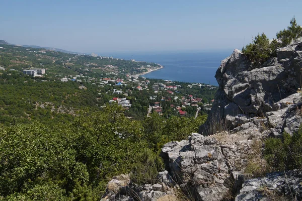 Χλόη-καλυμμένη βραχάκια για το ιστορικό της μια όμορφη παραλιακή πόλη — Φωτογραφία Αρχείου