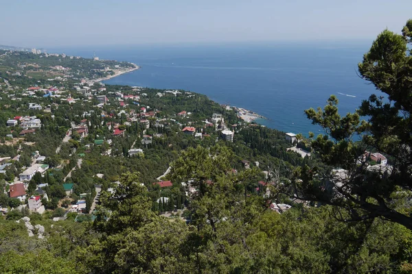 Χλόη-καλυμμένη βραχάκια για το ιστορικό της μια όμορφη παραλιακή πόλη — Φωτογραφία Αρχείου