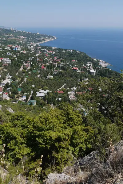 Χλόη-καλυμμένη βραχάκια για το ιστορικό της μια όμορφη παραλιακή πόλη — Φωτογραφία Αρχείου