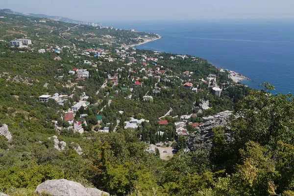 Χλόη-καλυμμένη βραχάκια για το ιστορικό της μια όμορφη παραλιακή πόλη — Φωτογραφία Αρχείου