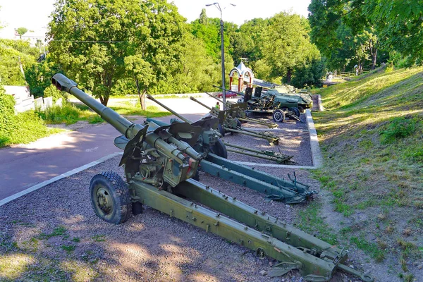 Военный музей под открытым небом на фоне густого леса — стоковое фото