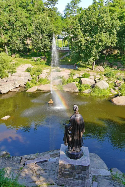 kayalık bir nehir ve bir orman glade arka plan üzerinde güzel bir düşük anıt