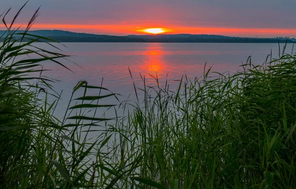 Mar calmo no fundo de um belo pôr do sol fogo — Fotografia de Stock