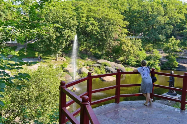 Panoramiczny widok rzeki rocky i fontanny, otoczony wysokimi, bujnymi drzewami — Zdjęcie stockowe