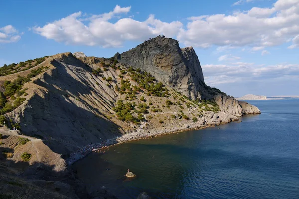 黑海海湾反对克里米亚山脉的背景。在船上行走 — 图库照片