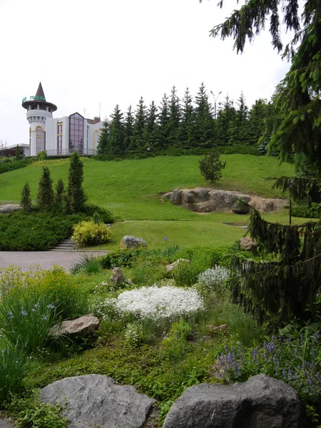 Uma Bela Paisagem Parque Verde Com Belas Encostas Com Uma — Fotografia de Stock