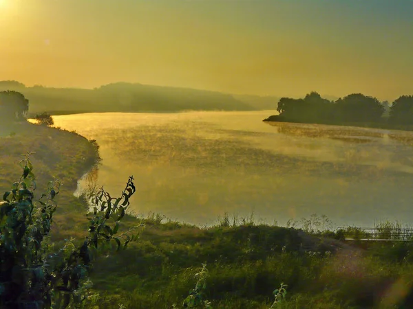 A lagoa parece dourada por causa da aurora brilhante refletida nela — Fotografia de Stock