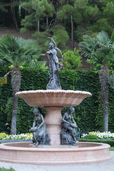 Fontanna w postaci Pucharu i rzeźby trzech dziewczynek z WAZ wody w jego pobliżu — Zdjęcie stockowe
