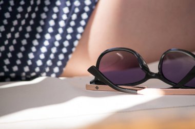 güneş gözlüğü yalan yan yana.