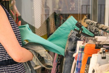 Kadın mağazadan kıyafet seçiyor..