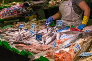 satıcı bir balık mağaza