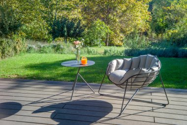 güzel sehpa sandalye ile.