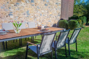 Bahçe yemek masası sandalye ile.