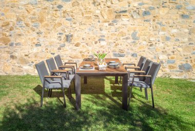 Bahçe yemek masası sandalye ile.