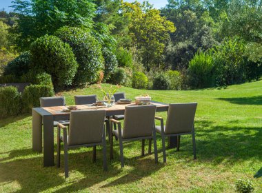 Bahçe yemek masası sandalye ile.