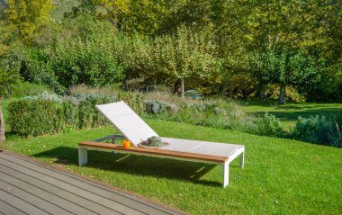 Bahçede güneşlenme.