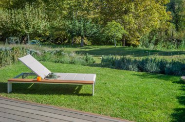 Bahçede güneşlenme.