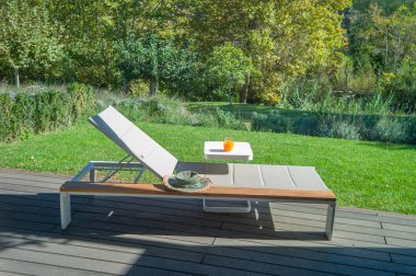 Bahçede güneşlenme.