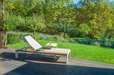 Bahçede güneşlenme.