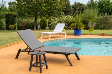 Havuzun yanında güneş lounge