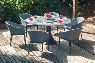 Yemek masası sandalye ve hizmet için 6 kişi ile.