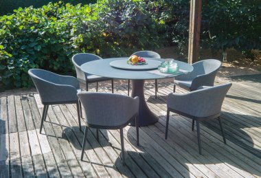 Yemek masası sandalye ve hizmet için 6 kişi ile.