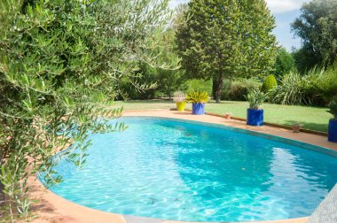 Bir özel evde güzel yüzme havuzu.