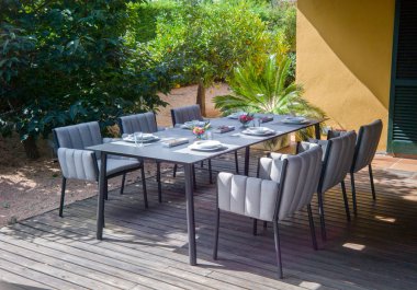 Bahçe yemek masası sandalye ile.