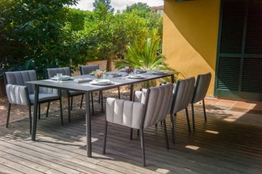 Bahçe yemek masası sandalye ile.